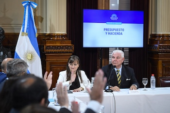El legislador libertario y presidente de la comisión de Presupuesto y Hacienda, Agustín Monteverde, durante una reunión realizada a mitad del corriente mes (Prensa Senado)