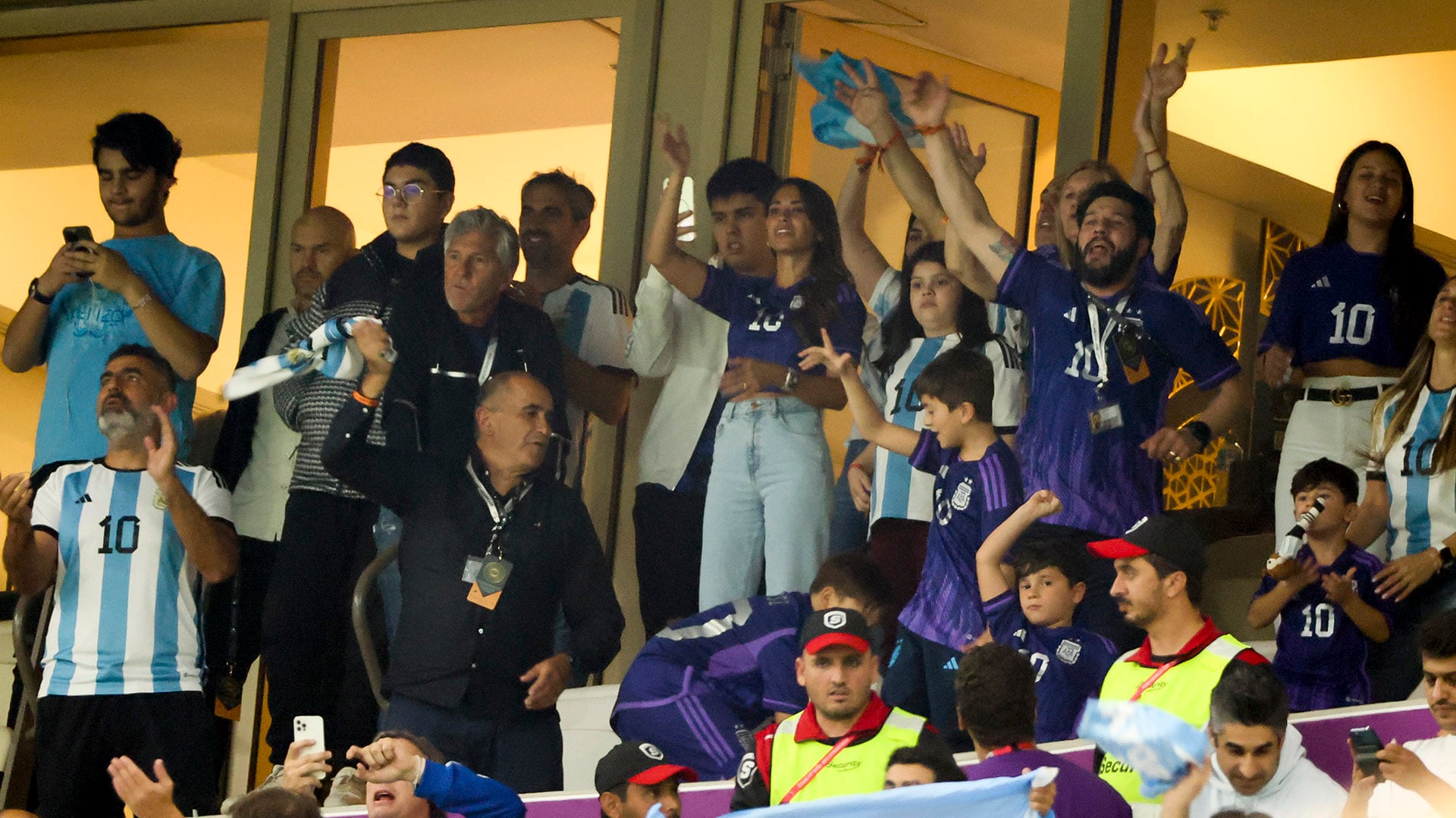 Jorge con la familia Messi y Roccuzzo en el palco del Lusail durante la semifinal del Mundial de Qatar (Foto: Jean Catuffe/Getty Images)
