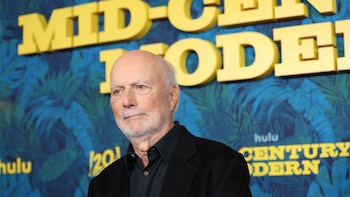Murió James Burrows, el director que reinventó la comedia televisiva en Estados Unidos