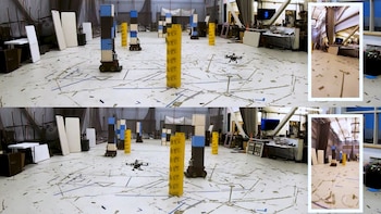 Taller interior con un dron volando y varios robots sobre ruedas que esquivan columnas amarillas y azules en un espacio con marcas en el suelo