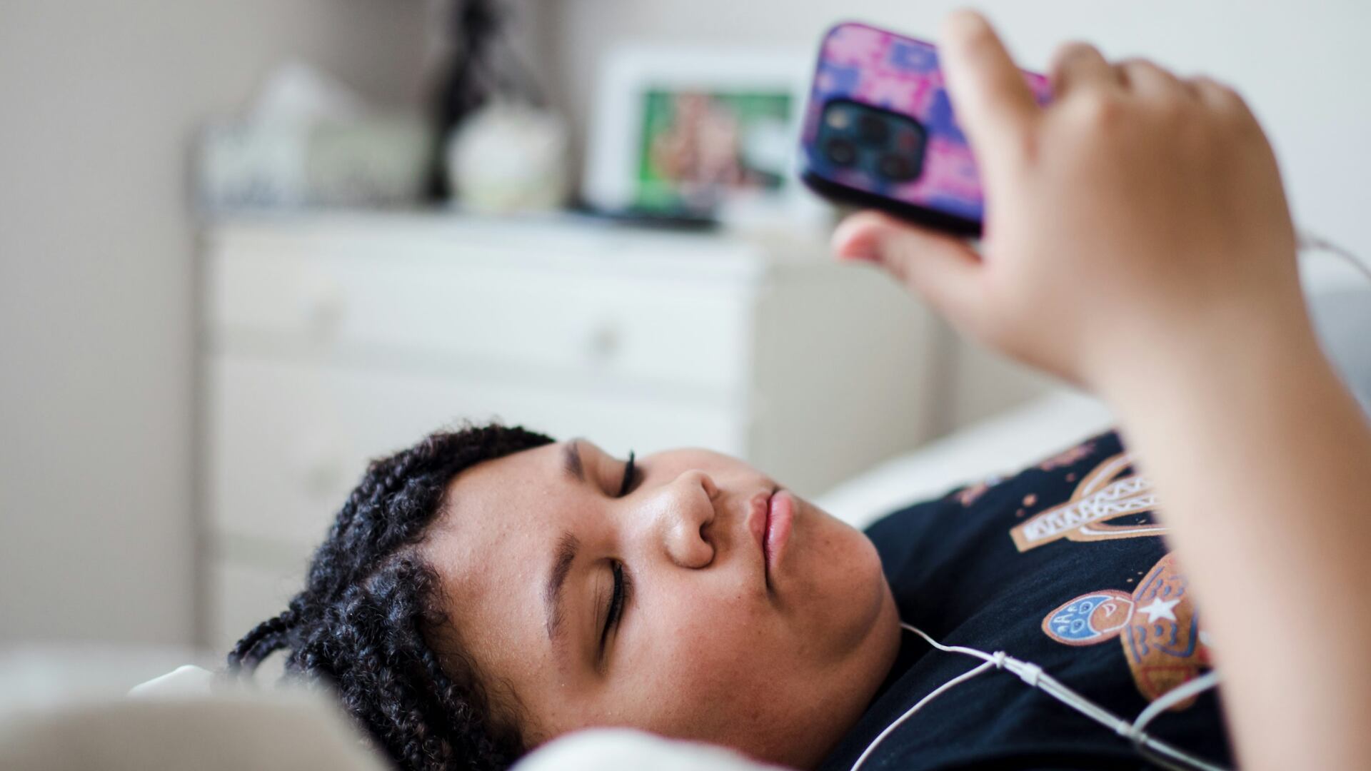 Muchos jóvenes ahora prefieren conexiones cara a cara en vez de contactos virtuales. (Unsplash)