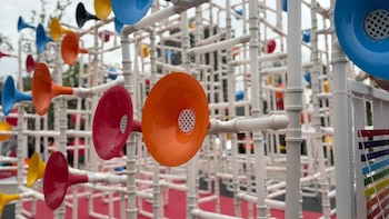 La instalación sonora interactiva propone que visitantes de todas las edades hablen, canten, toquen instrumentos y construyan una experiencia colectiva a través de tubos y bocinas| Foto: Clara Giraldo (Infobae Perú)