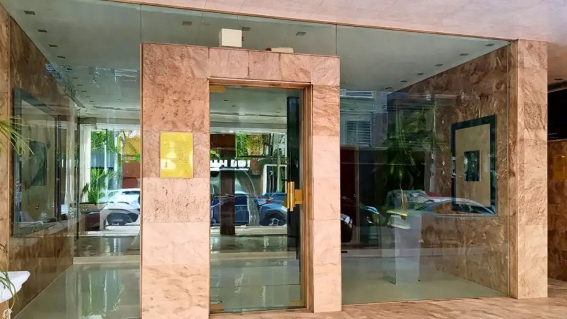 Frente del edificio donde vive Adorni