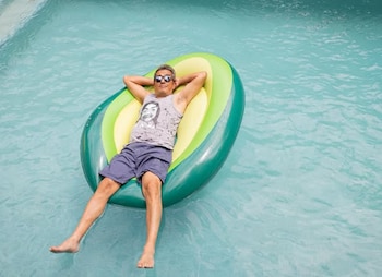 Andreu Buenafuente en la piscina