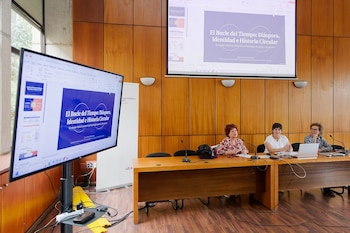 26/10/2026 Seminario del Campus América sobre la migración venezolana.
La profesora Dora Dávila Mendoza, de la Universidad Católica Andrés Bello de Venezuela, ha disertado este lunes en 'Campus América' sobre conceptos como diáspora e identidad referidos al proceso migratorio que relaciona desde mediados del siglo XX a Canarias con Venezuela y que ahora se ha intensificado en camino contrario, con unos 84.000 venezolanos residiendo en las islas.
ESPAÑA EUROPA ISLAS CANARIAS SOCIEDAD
ULL