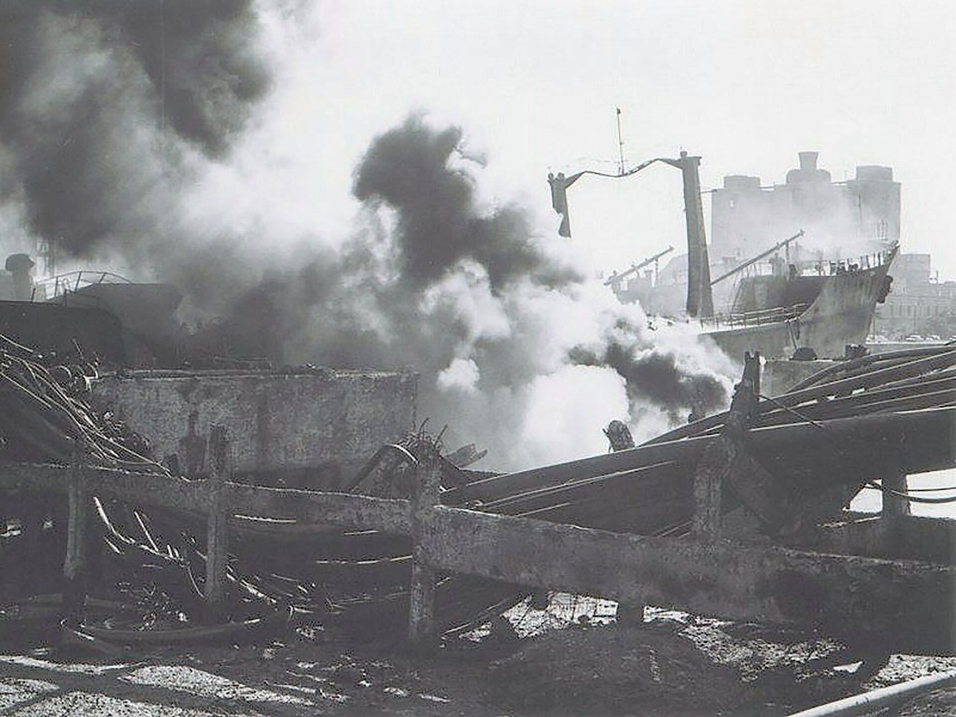 Al otro día de la explosión, el presidente Alfonsín visitó la zona del desastre