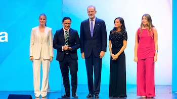 Astrofísico mexicano de la UNAM hace historia en España, es reconocido por los reyes Felipe y Letizia