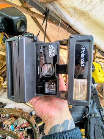 Este modelo de Polaroid OneStep 600 con flash integrado llegó al mercado en 1983 y, con variaciones de diseño, se mantuvo en producción durante los años 80 y principios de los 90, convertida en un ícono de la fotografía instantánea de esa época - crédito Santiago Neira