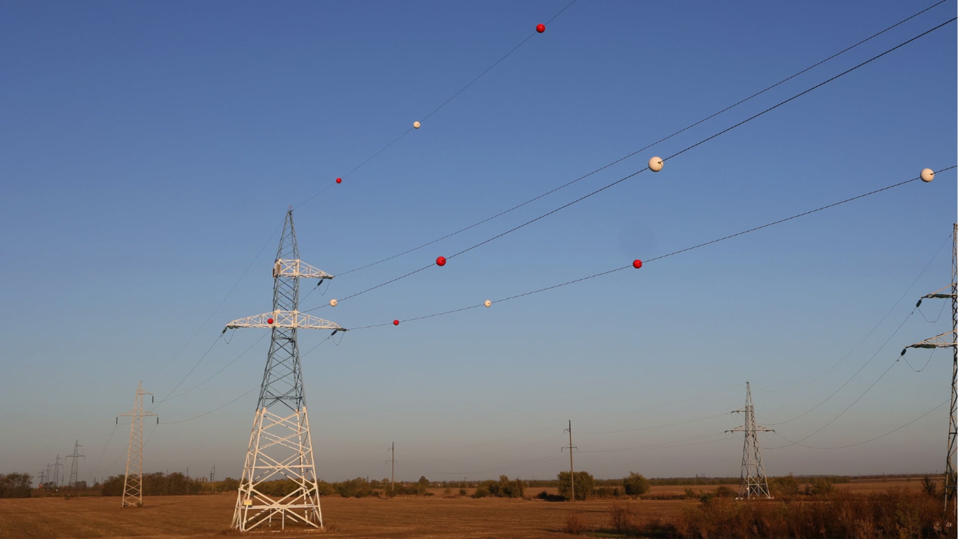 Balizas aéreas: qué significan las esferas rojas y naranjas en líneas de alta tensión. (Foto: Difusión)