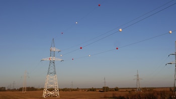 Balizas aéreas: qué significan las esferas rojas y naranjas en líneas de alta tensión. (Foto: Difusión)