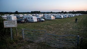 Un agricultor denuncia la ocupación ilegal de su finca protegida por 74 caravanas tras ser expulsadas de otro municipio: “Van a destruir años de trabajo”
