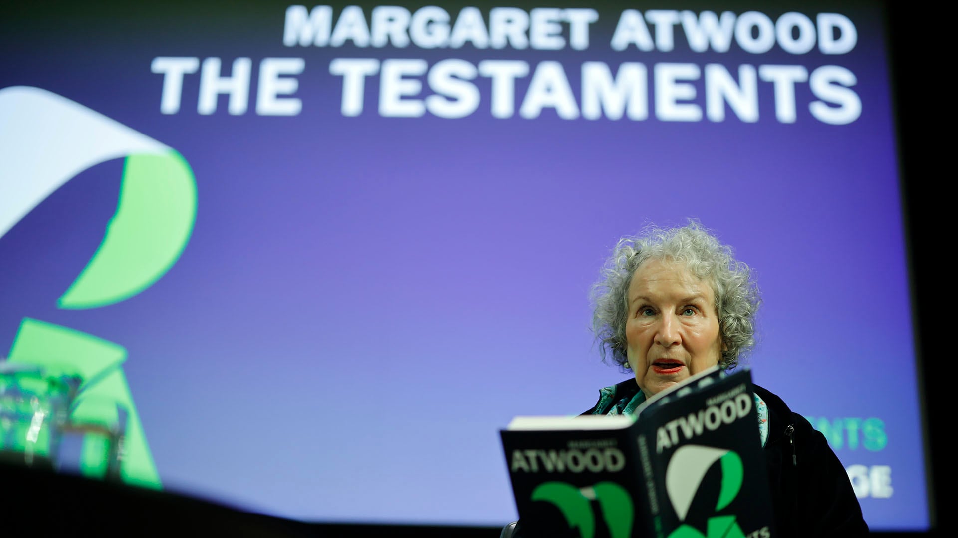 La estructura de la novela de Margaret Atwood se nutre de tres voces: Agnes, su hermanastra secreta y la tía Lydia