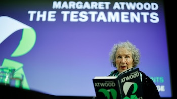 La estructura de la novela de Margaret Atwood se nutre de tres voces: Agnes, su hermanastra secreta y la tía Lydia
