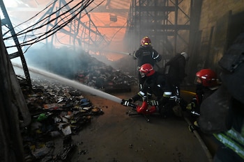 Bomberos extinguen un incendio en la zona dañada de una librería tras un ataque aéreo ruso en Járkov el 1 de agosto de 2026, en el marco de la invasión rusa de Ucrania (SERGEY BOBOK / AFP)