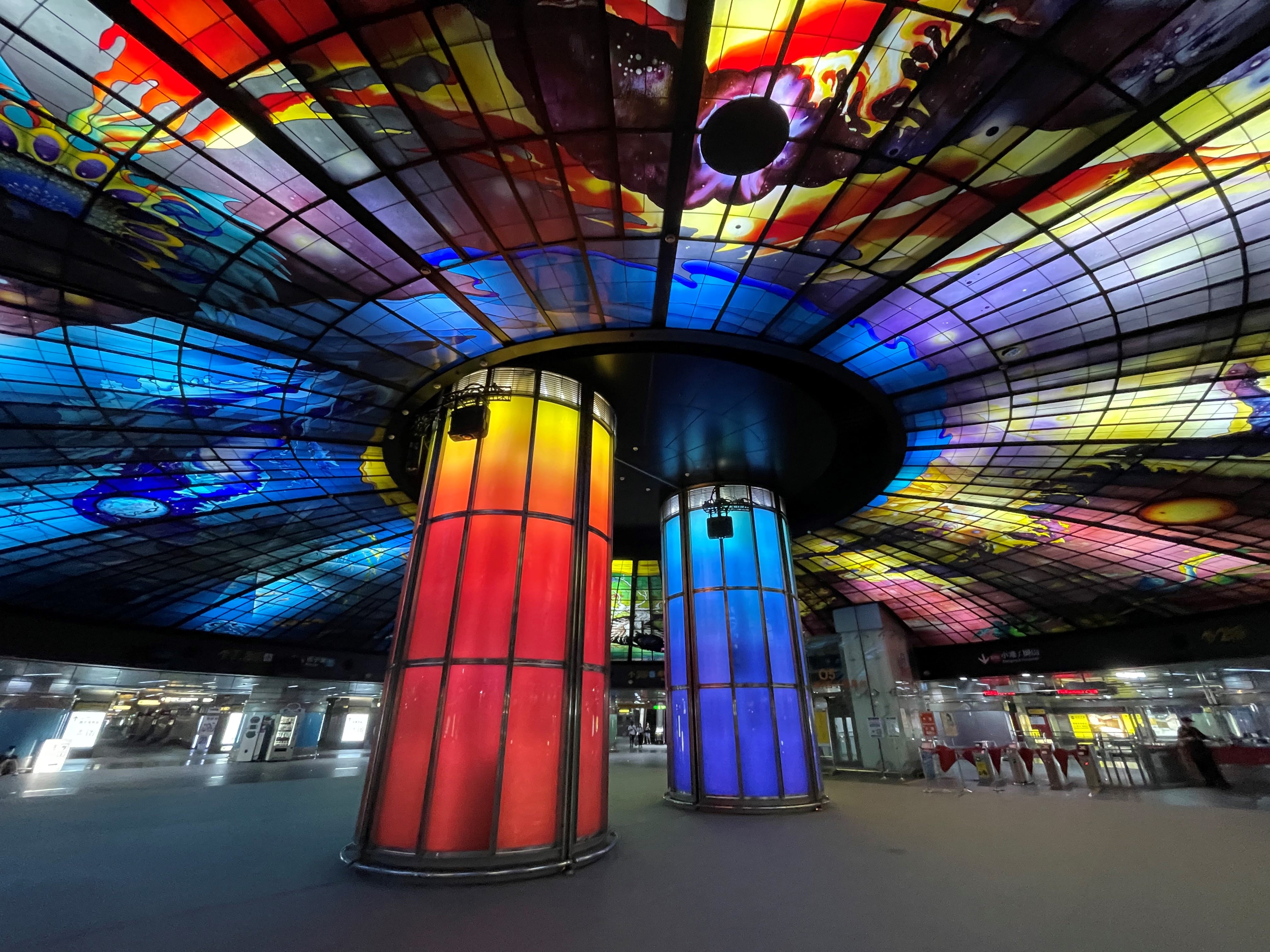 La estación Formosa Boulevard, en Kaohsiung, alberga la Cúpula de la Luz, una estructura de vitrales de 30 metros de diámetro que representa el agua, la tierra, la luz y el fuego