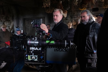 Christopher Nolan (en el centro) junto al director de fotografía Hoyte van Hoytema en el set de "The Odyssey". (Melinda Sue Gordon/Universal Pictures vía AP)