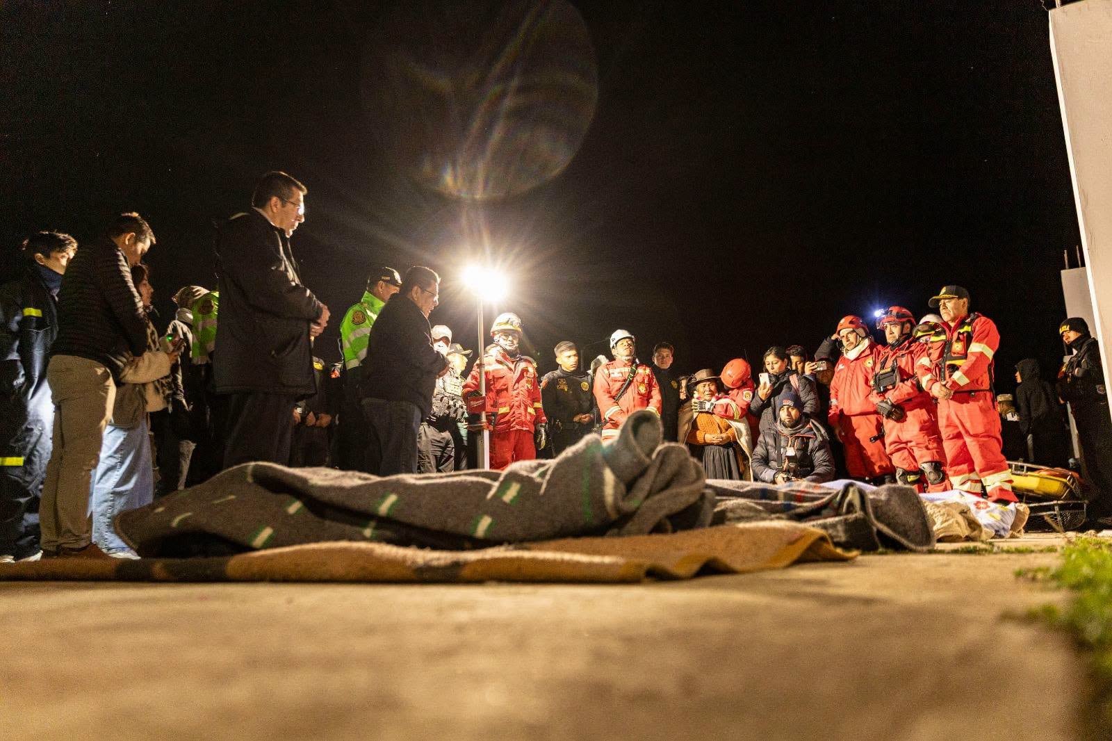 Residentes y equipos de rescate conmemoran a los fallecidos por un sismo en la Plaza de Armas Pumpunya, Junín. (Gobierno Regional de Junín)