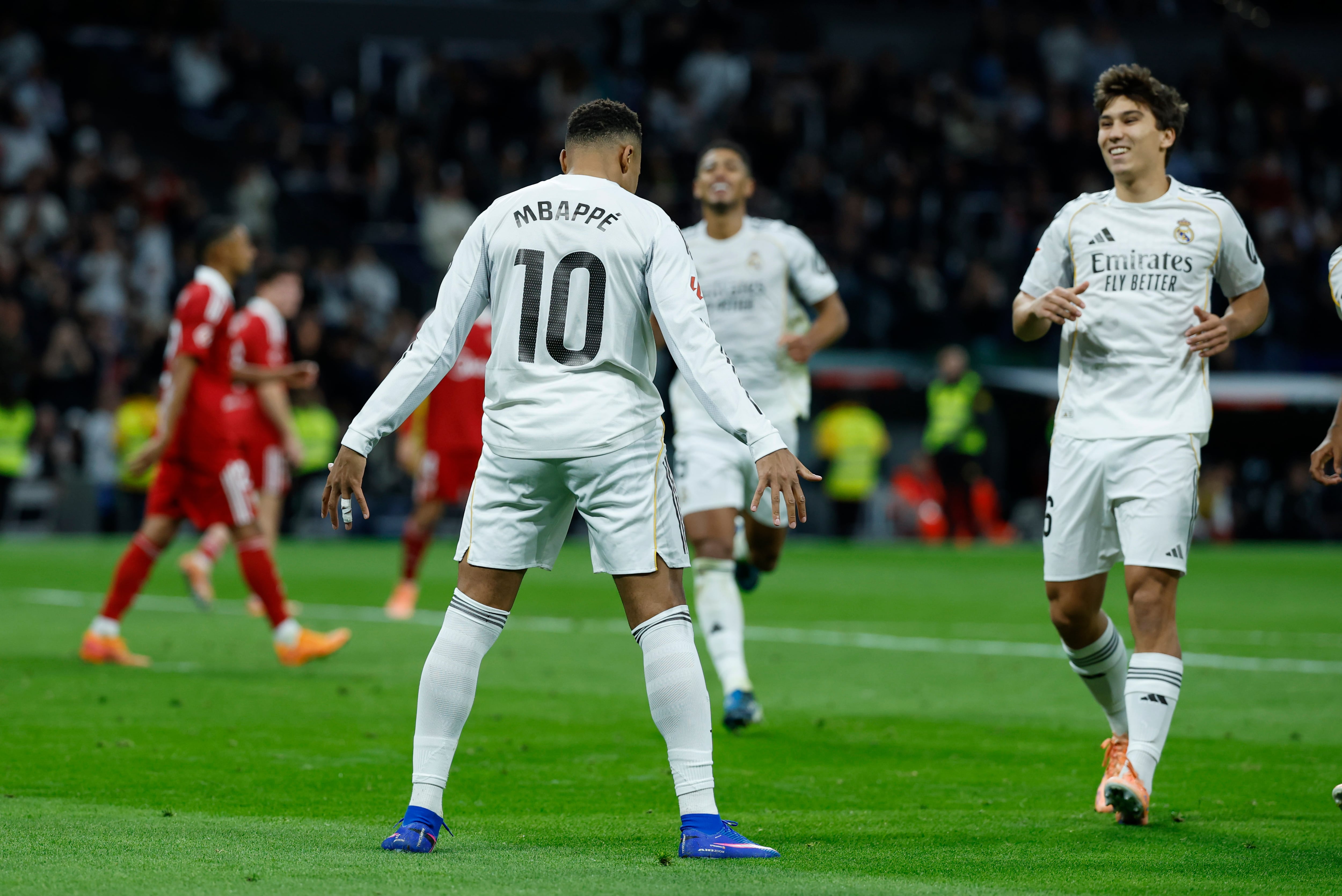 El delantero francés del Real Madrid, Kylian Mbappé, tras conseguir el segundo gol del equipo madridista durante el encuentro de la jornada 17 de LaLiga entre Real Madrid y Sevilla FC celebrado en el estadio Santiago Bernabéu, en Madrid. / EFE - Juanjo Martín.