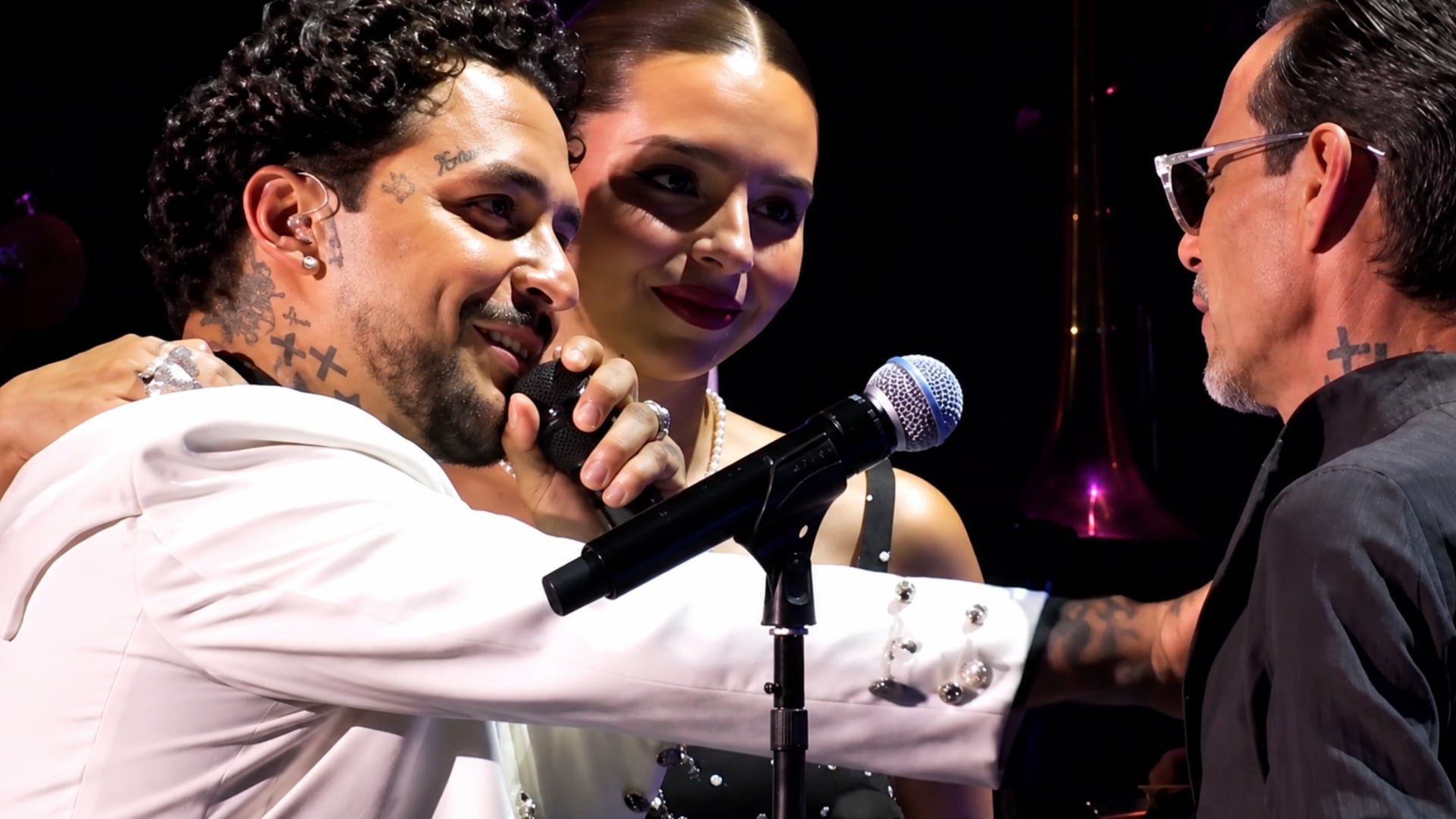 Ángela Aguilar y Christian Nodal rinden homenaje al cantante Marc Anthony en el escenario de los Premios Juventud. (X: Univision)