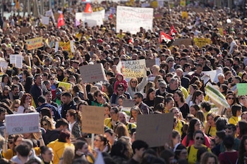 Decenas de personas durante una manifestación con motivo de la huelga de docentes en Catalunya, a 11 de febrero de 2026, en Barcelona. (David Zorrakino / Europa Press)