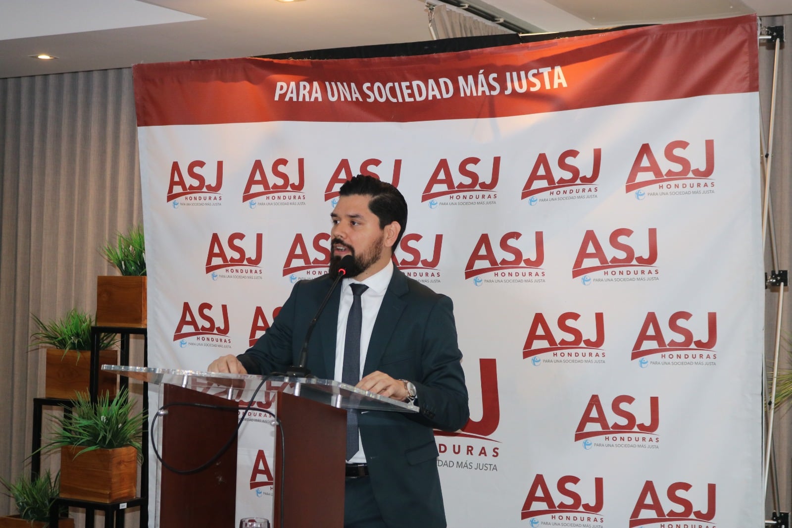 Nelson Castañeda ha planteado la necesidad de contar con funcionarios que actúen en favor de la ciudadanía y no de intereses particulares. (Foto: Asociación para una Sociedad más Justa)