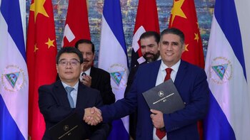 Fotografía cedida por la presidencia de Nicaragua del vicepresidente de China CAMC Internacional, Yan Hailu (i), saludando al viceministro de Transporte e Infraestructuras de Nicaragua (MTI), Felix Granados Echegoyen, durante la firma de un acuerdo, este lunes, en Managua (EFE/Presidencia de Nicaragua)
