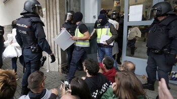 La policía española incauta urnas