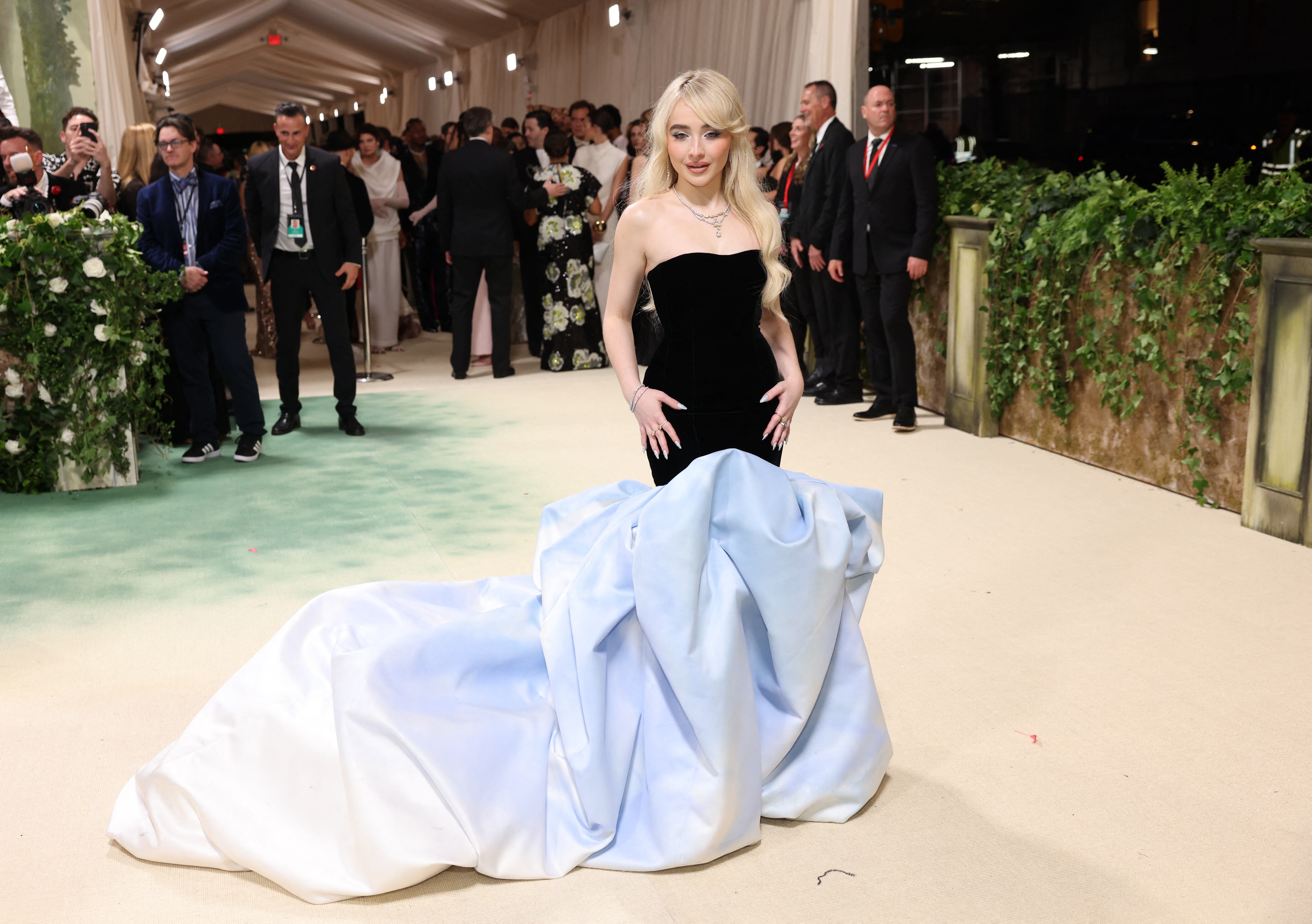 Vestido de terciopelo negro y falda voluminosa azul claro (REUTERS/Andrew Kelly)