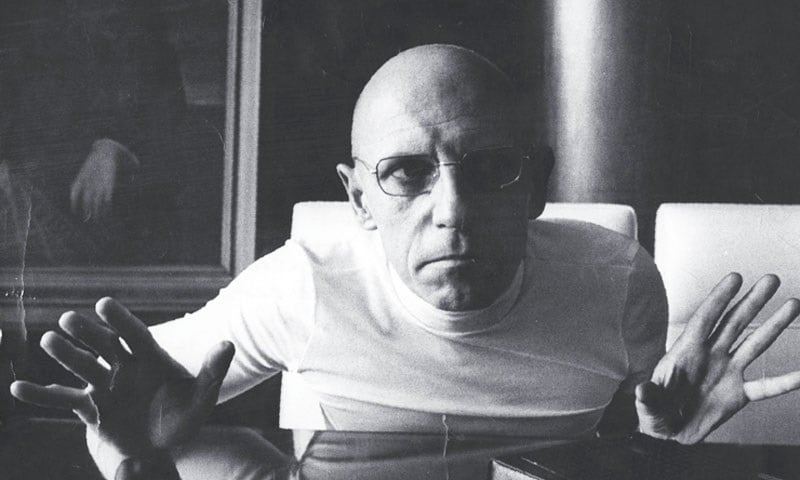 Para Foucault, el poder no solo reprime: produce normas, identidades y formas de interpretar la realidad