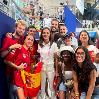 La reina Letizia junto a