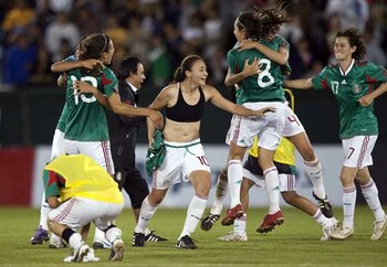 Las mexicanas celebran al ganarle