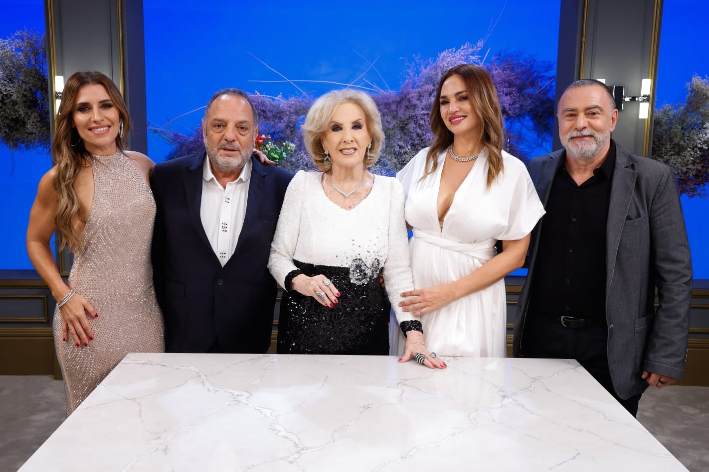 Mirtha junto a Mariana Brey, Baby Etchecopar, Belén Francese y Reynaldo Sietecase