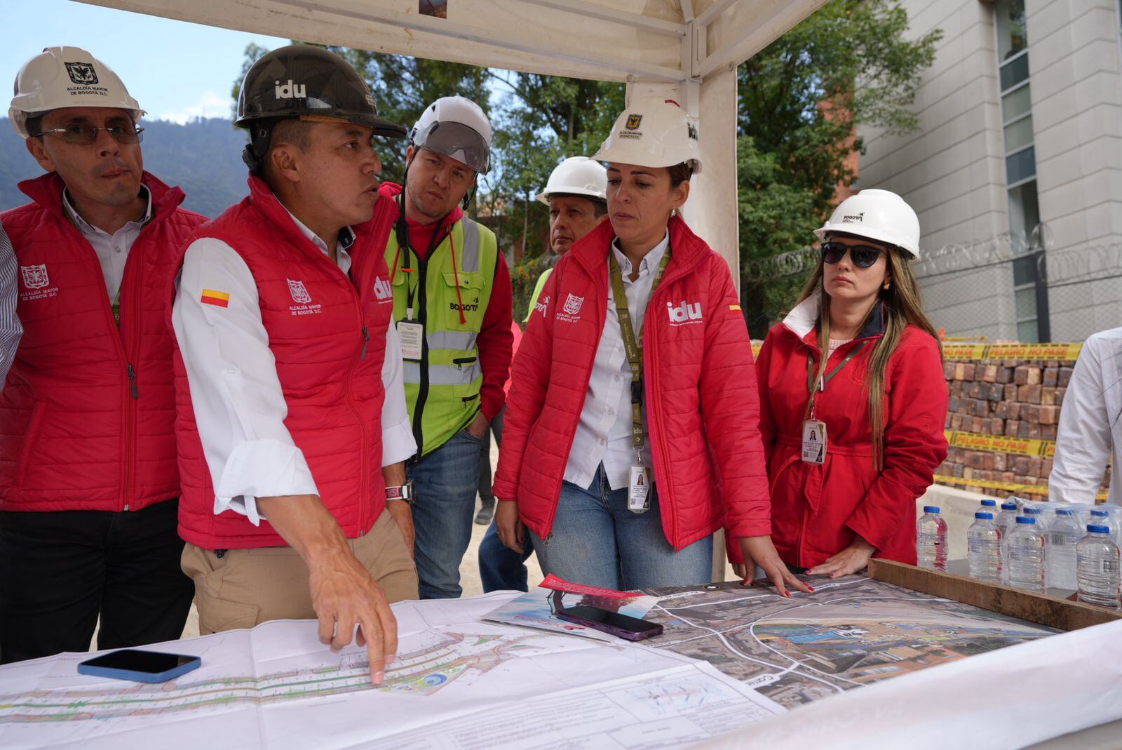 El alcalde de Bogotá junto al director del IDU verificaron los avances en dos obras de Valorización de interés para la ciudadanía, el grupo 4 de la reconstrucción de vías en la zona industrial de Puente Aranda y la calle 45 - crédito IDU