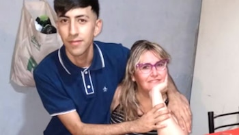 Ignacio junto a su mamá,