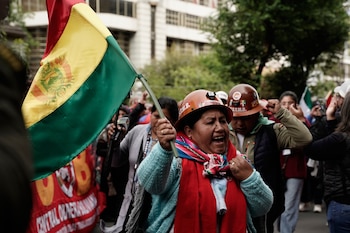 Mineros participan en una movilización