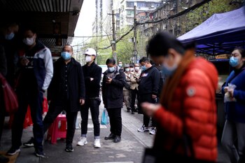 Personas con barbijo en Wuhan, la ciudad china donde se cree que comenzó el brote (REUTERS/Aly Song)