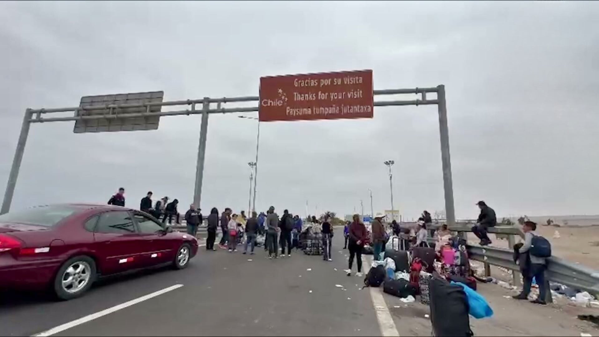 Los migrantes en situación irregular no permiten el paso de los vehículos en la zona frtonteriza. Crédito: Facebook