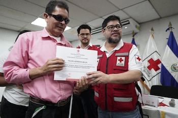Autoridades de la Cruz Roja Salvadoreña resaltan en el acto de graduación los beneficios de la formación técnica para la inclusión laboral.