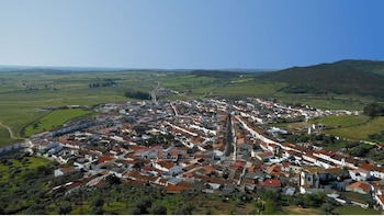 El pueblo de Extremadura a 20 minutos de Portugal: un castillo con leyenda, un tesoro y un mirador perfecto para ver estrellas