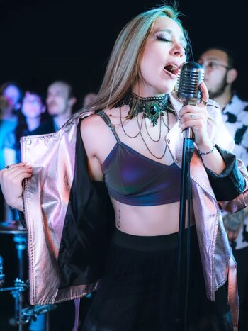 Huri Hau rinde homenaje a Belanova con un electrizante cover de “Por Ti”