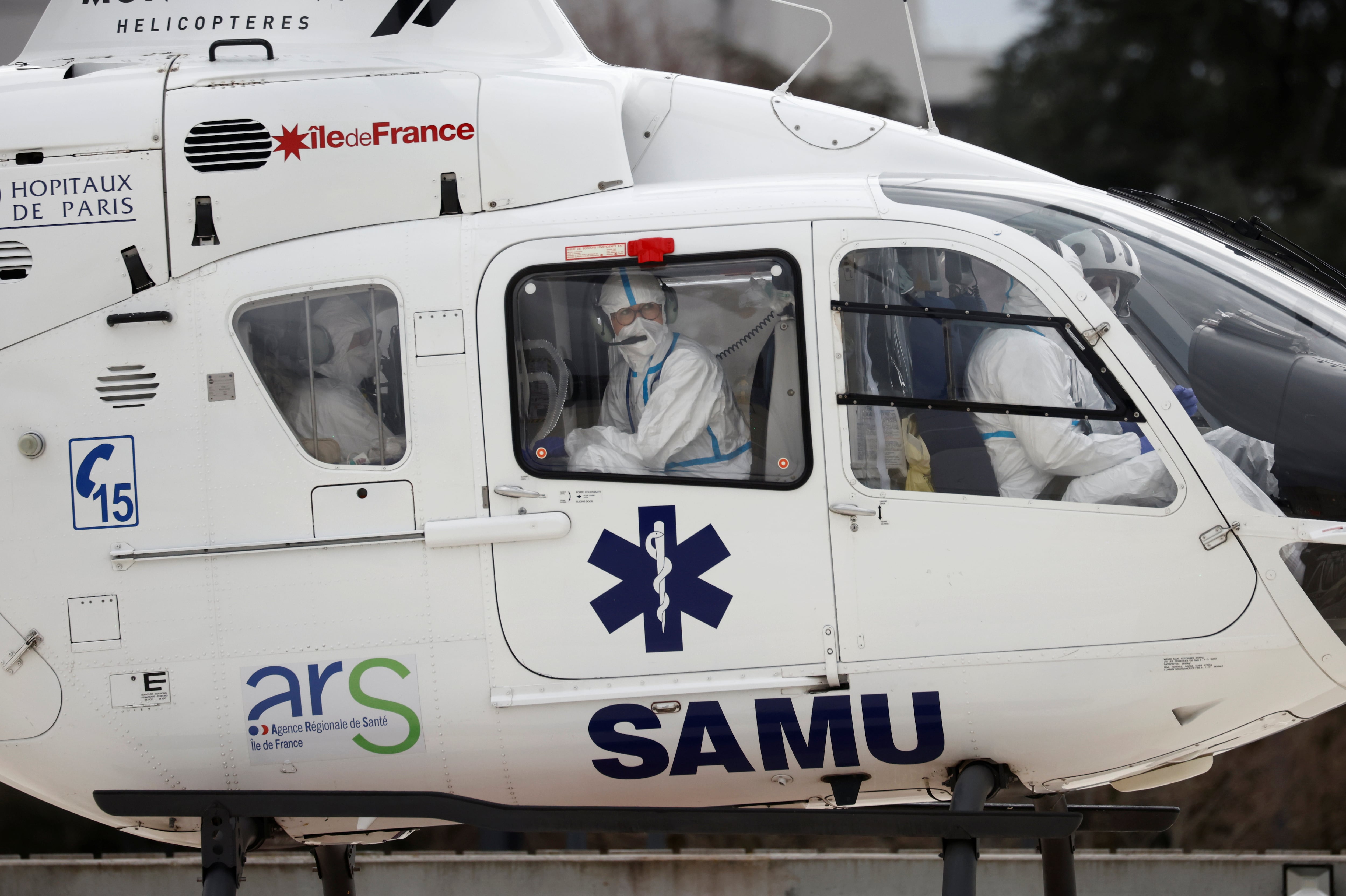 El helicóptero de los servicios de urgencias franceses. (Stephane Mahe/Reuters)
