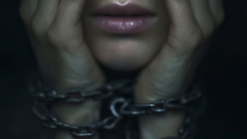 Mujer se encadenó en sede de su EPS en Ibagué para exigir cirugía que espera desde hace seis años: “Están jugando con mi salud”