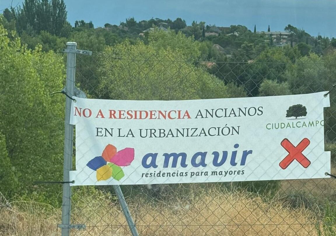 Cartel en contra de la residencia de ancianos que incluye el logo de la urbanización Ciudalcampo