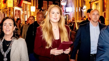 El regreso de la princesa Amalia de Holanda a Ámsterdam tras las amenazas de la mafia: ruta por las discotecas del centro y vestida con moda española
