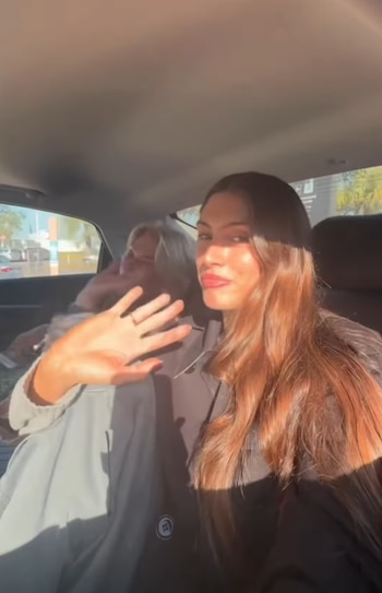 La dinámica entre madre e hija sobresalió en el vlog, con Lola enfocada en divertirse y Yanina bromeando sobre presumir su viaje