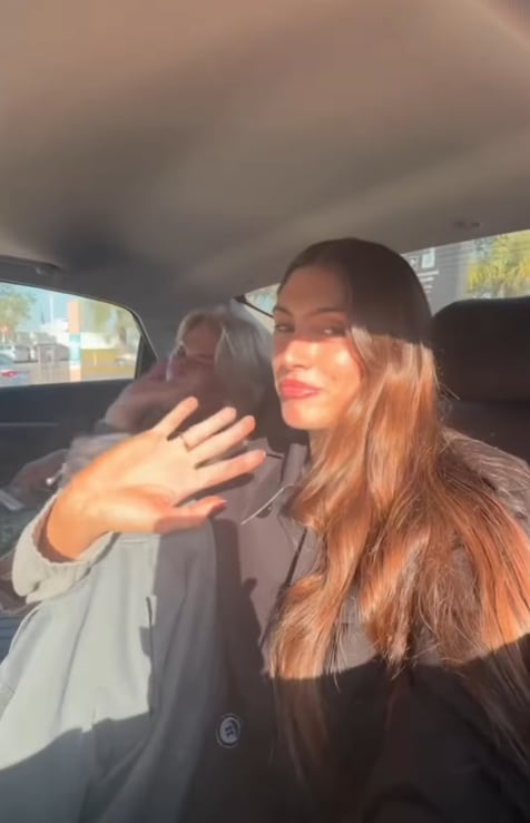 La dinámica entre madre e hija sobresalió en el vlog, con Lola enfocada en divertirse y Yanina bromeando sobre presumir su viaje