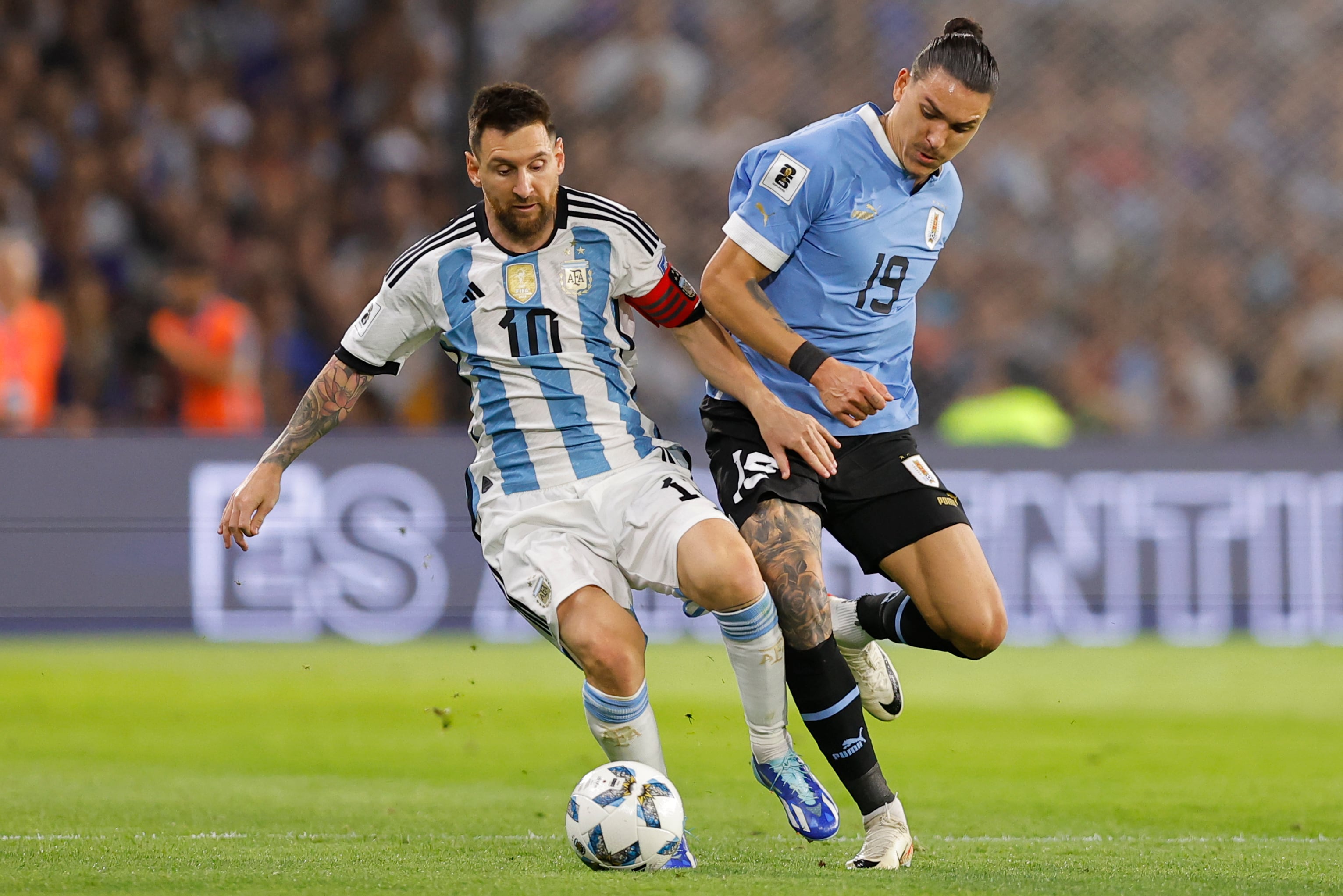 Lionel Messi disputa el balón con Darwin Núñez de Uruguay, en un partido de 2023 (EFE/ Juan Ignacio Roncoroni)