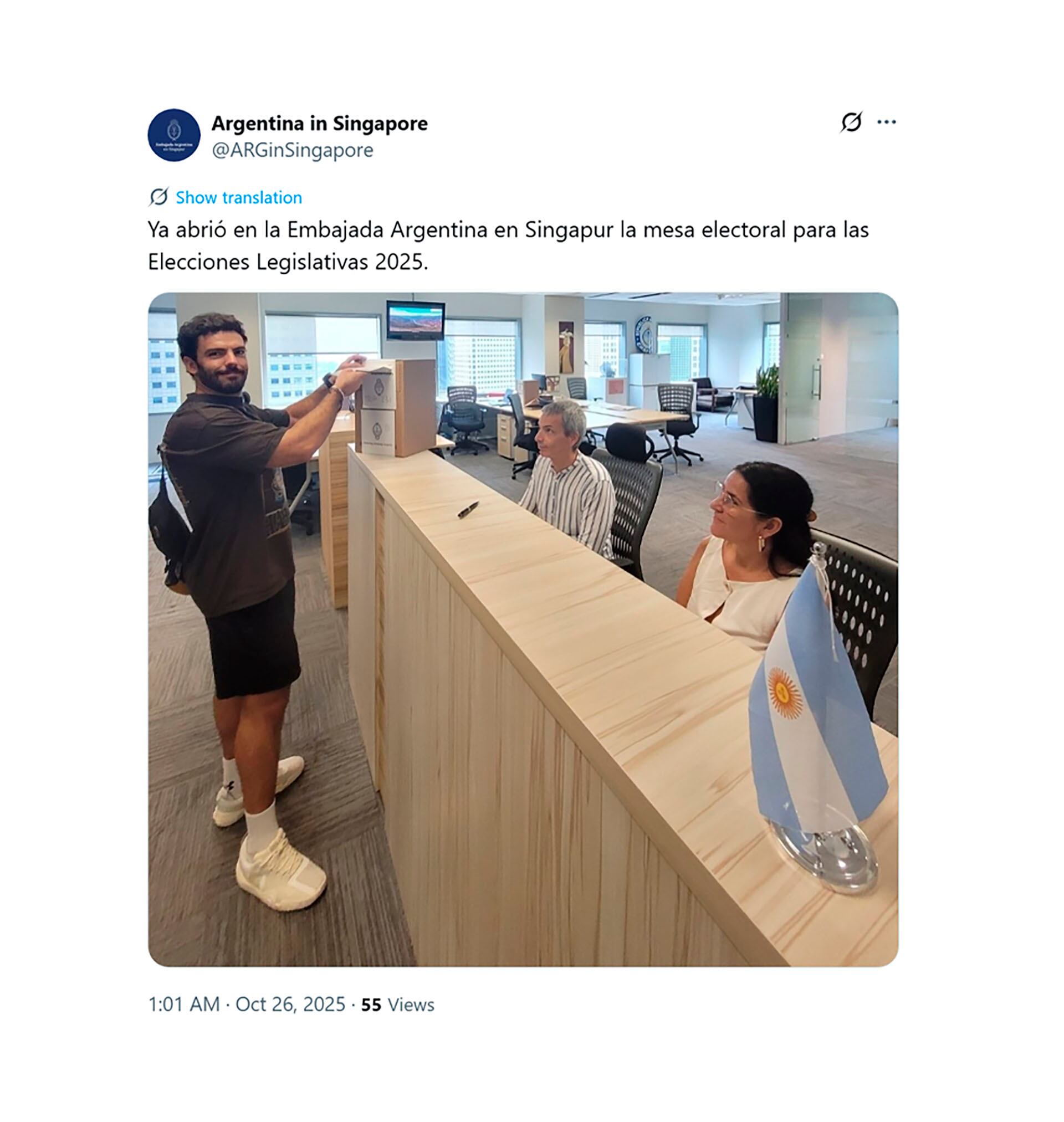 Un ciudadano argentino votando en la Embajada argentina en Singapur.