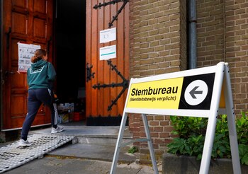 Una persona camina hacia una mesa electoral para votar en las elecciones parlamentarias de la Unión Europea, en Nijmegen, países Bajos, el 6 de junio de 2024. REUTERS/Piroschka van de Wouw