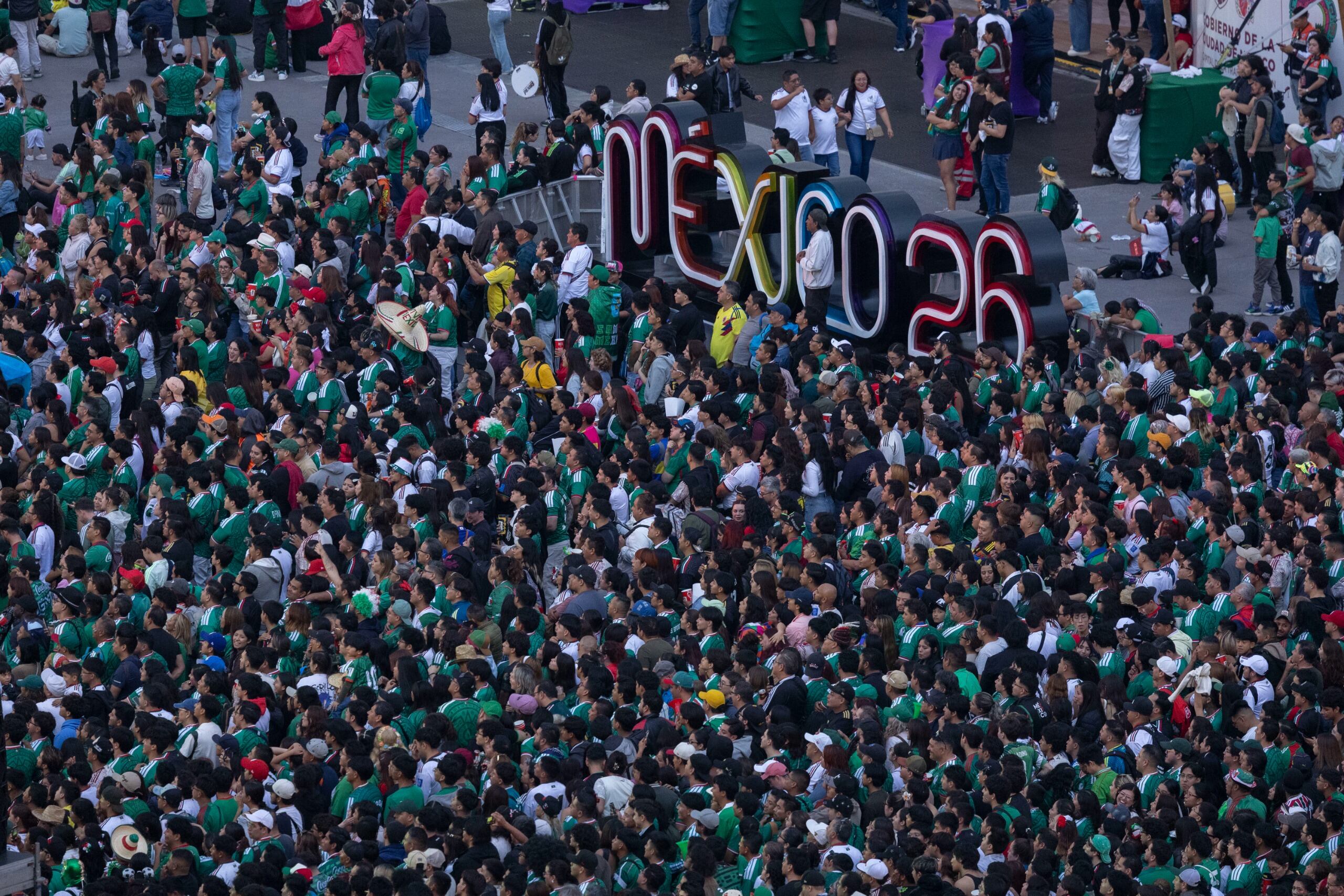 La multitud de aficionados mexicanos asiste al Fan Fest de la Copa Mundial de Fútbol 2026 en la Plaza de la Constitución, el Zócalo, en Ciudad de México. (Jefatura Gobierno CDMX)